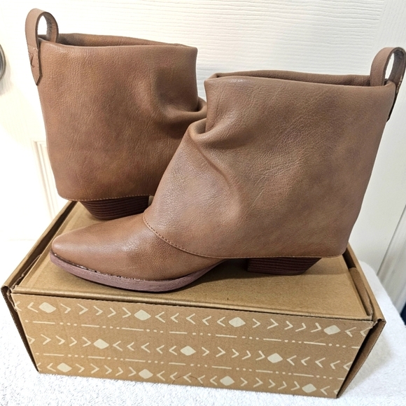 NWT Zodiac Malina Snake Embossed Western Bootie Size 7 - Picture 1 of 10